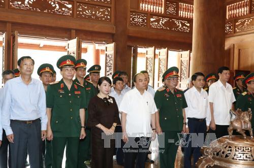 Thủ tướng Nguyễn Xuân Phúc làm việc với Ban Quản lý Lăng Chủ tịch Hồ Chí Minh và dâng hương tưởng nhớ Người tại Khu Di tích K9 