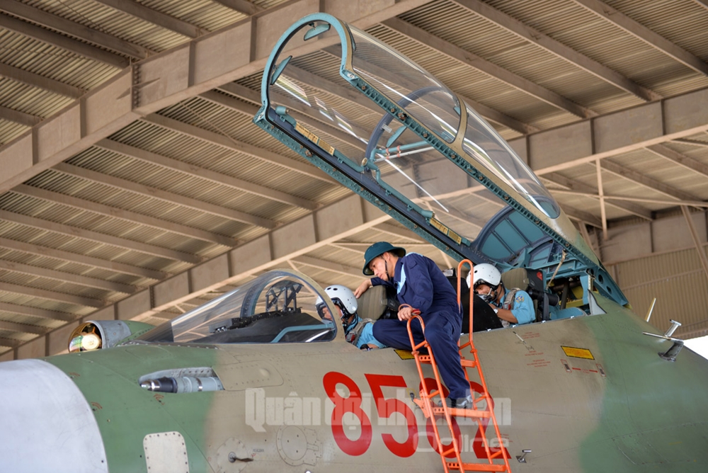 Nhân viên kỹ thuật hàng không cùng phi công SU-30MK2 tiếp thu máy bay trong ban bay bắn, ném bom. Đây là đợt hội thao huy động tổng lực các loại máy bay của lực lượng không quân trên khắp 3 miền Bắc, Trung, Nam. Ngoài tiêm kích đa năng SU-30MK2, còn có các loại máy bay khác...