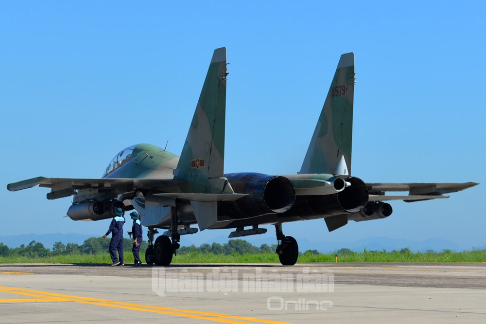 Để bảo đảm an toàn trong các ban bay sử dụng bom đạn thật, ngay sau khi cơ động từ đường băng về đường lăn, tất cả các máy bay đều được nhân viên kỹ thuật hàng không kiểm tra chặt chẽ, loại trừ hiện tượng máy bay mang bom, đạn còn sót lại do các nguyên nhân khác nhau, về khu vực sân đỗ. Sau 2 ngày 21 và 22-8, 57 lần chuyến bay bắn, ném đã được tổ chức thành công, đạt 100% kế hoạch, bảo đảm an toàn tuyệt đối.