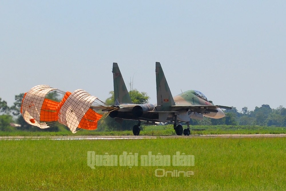 Phi công SU-30MK2 tiến hành thả dù đuôi hãm đà máy bay sau khi hạ cánh.