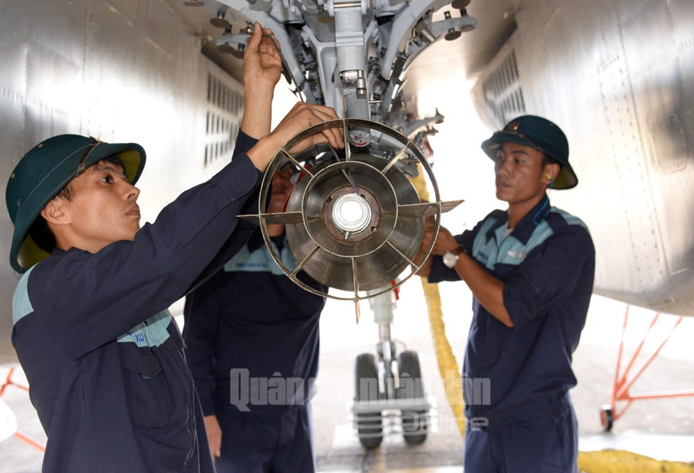 Các chuyến bay bắn ném trong hội thao lần này sử dụng nhiều chủng loại vũ khí với số lượng lớn. Trong ảnh: Nhân viên chuyên ngành vũ khí hàng không treo lắp bom lên máy bay SU-30MK2 trước chuyến bay bắn, ném.