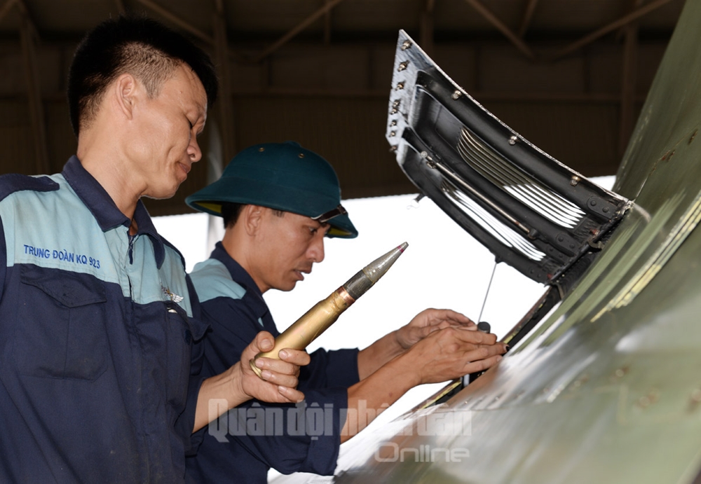 Một điểm mới trong hội thao năm nay là phi công công kích mục tiêu mặt đất hoặc bằng bom và rốc-két, hoặc bằng bom và pháo. Nhân viên kỹ thuật lắp đạn pháo trên SU-30MK2.