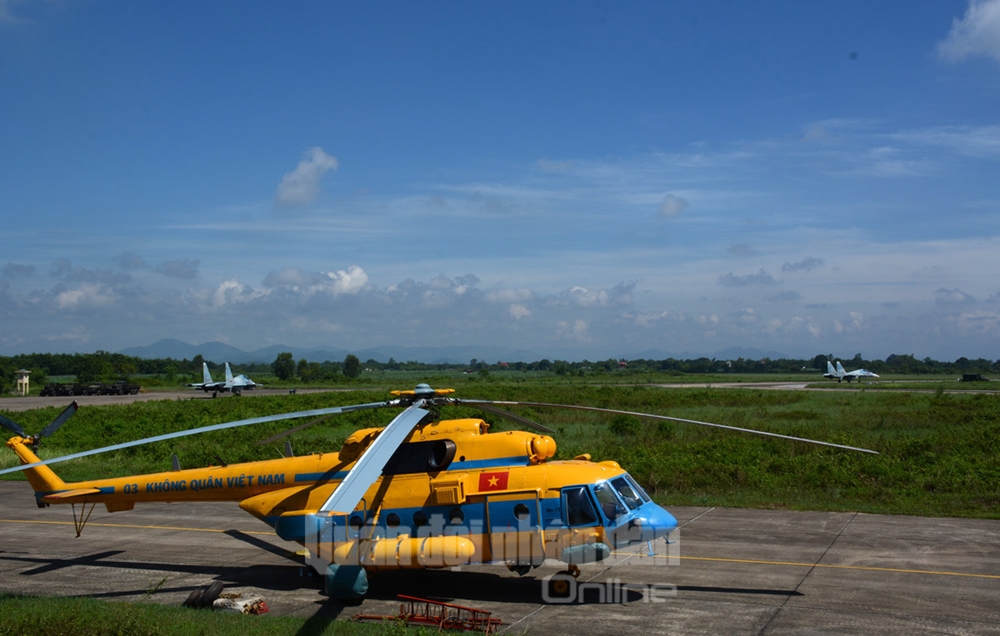 Phía xa trên đường băng là biên đội SU-30MK2 chuẩn bị cất cánh thực hiện nhiệm vụ công kích mục tiêu.