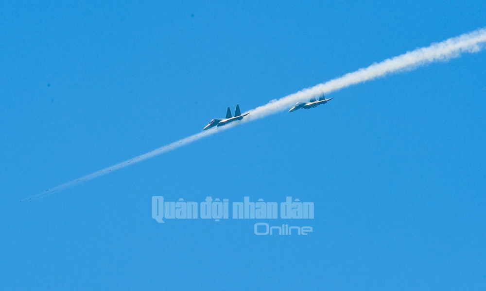 Các biên đội SU-30MK2 thực hành bổ nhào phóng rốc két...