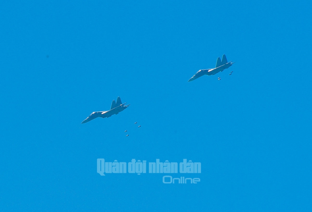 ...và ném bom tiêu diệt mục tiêu mặt đất.