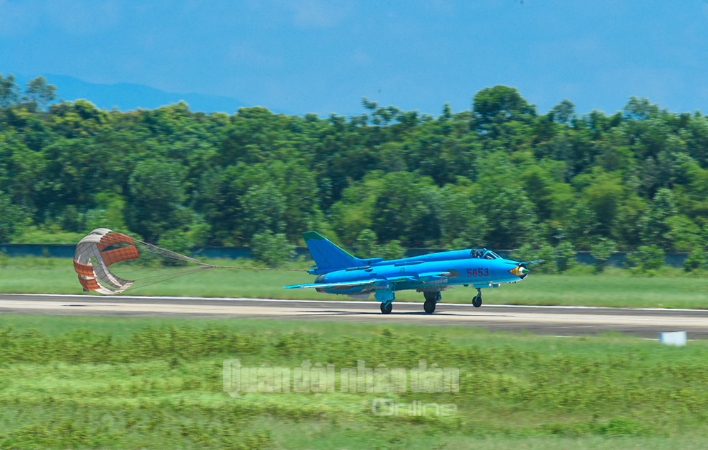Tiếp đó, trong ngày 22-8, các phi công chiến đấu thực hiện hiệu quả 21 lần chuyến bắn ném, bảo đảm an toàn tuyệt đối.