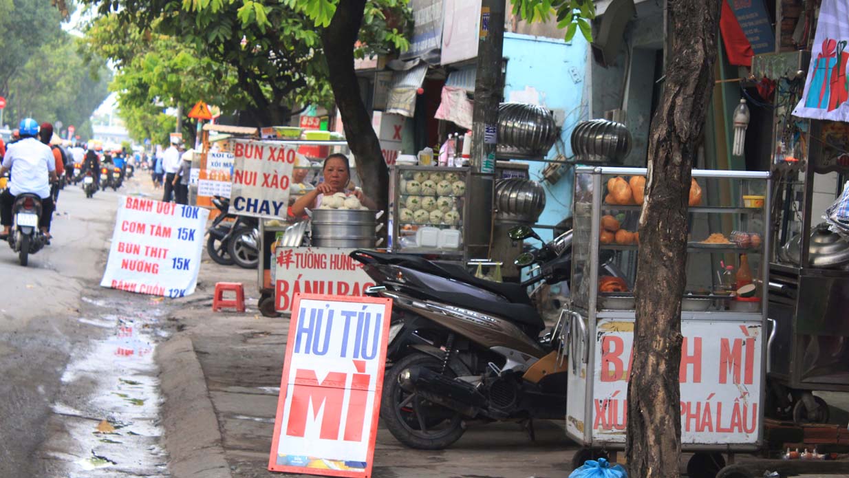 TP Hồ Chí Minh: Nhiều tuyến phố vẫn bị chiếm dụng vỉa hè