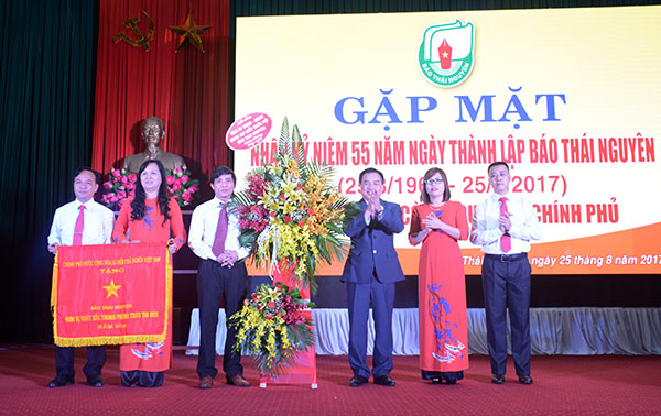 Báo Thái Nguyên kỷ niệm 55 năm Ngày thành lập và đón nhận cờ Thi đua của Chính phủ