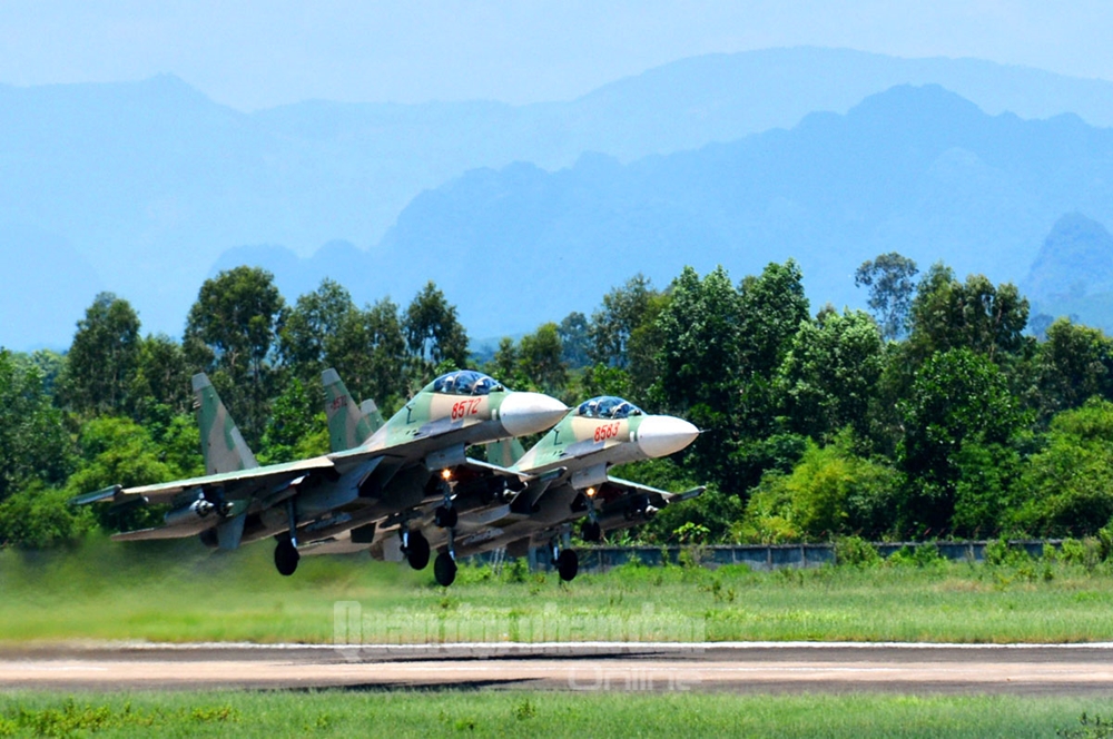 Động tác cất cánh biên đội thể hiện trình độ kỹ thuật lái điêu luyện của các phi công đang làm chủ