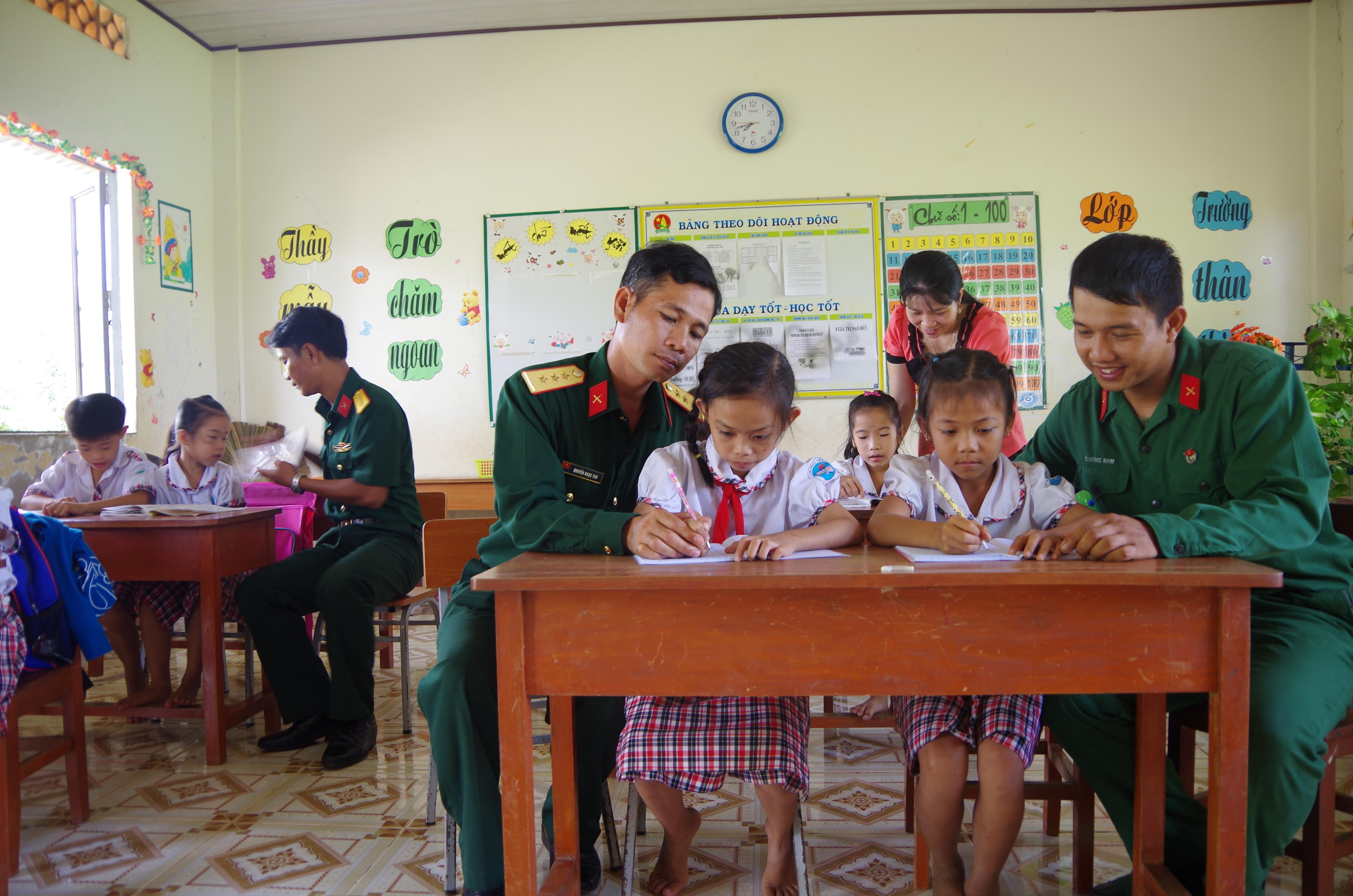 Bộ đội Cụ Hồ nâng bước học sinh nghèo