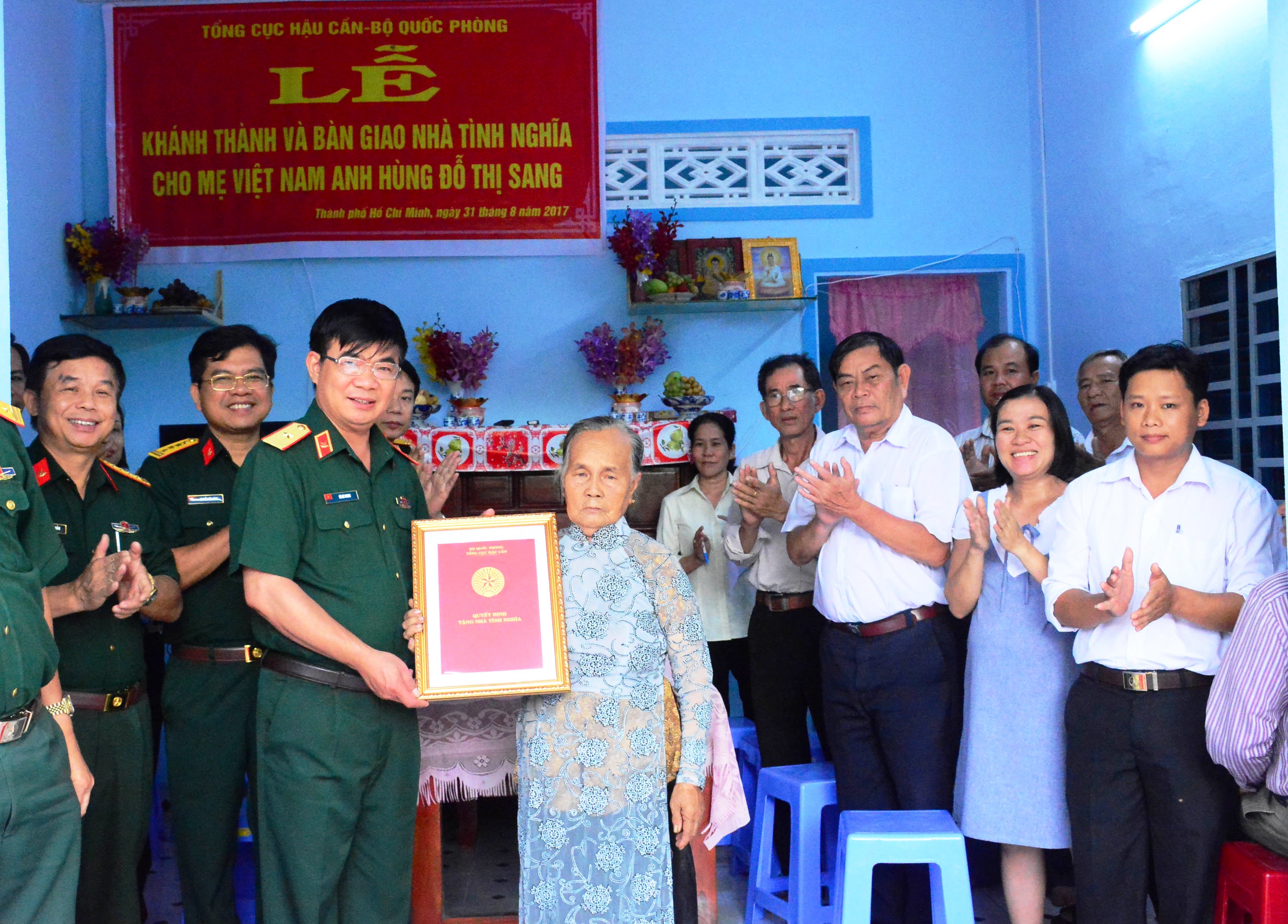 Tổng cục Hậu cần trao nhà tình nghĩa tặng Bà mẹ Việt Nam anh hùng Đỗ Thị Sang
