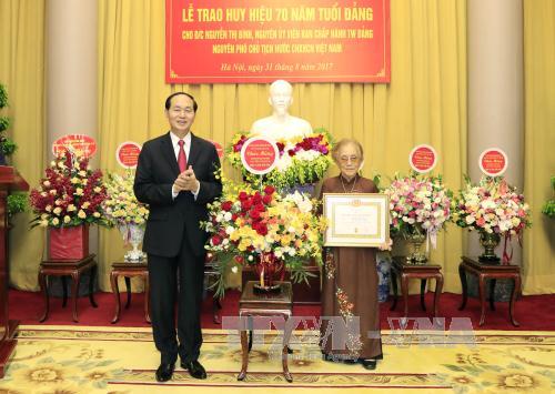 Chủ tịch nước Trần Đại Quang dự Lễ trao Huy hiệu 70 năm tuổi Đảng tặng nguyên Phó chủ tịch nước Nguyễn Thị Bình