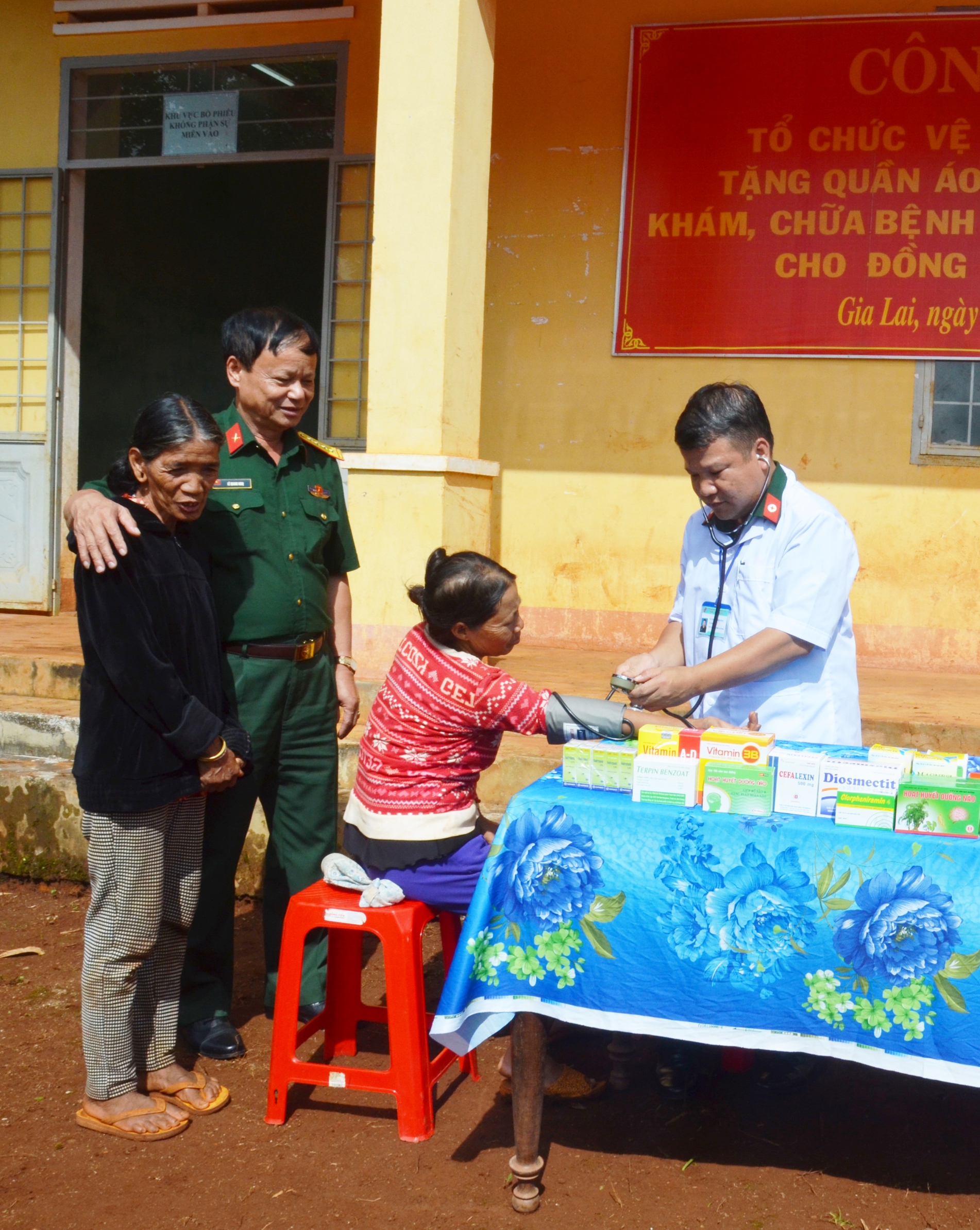 Công ty 74 khám bệnh, cấp thuốc cho bà con vùng biên giới Gia Lai