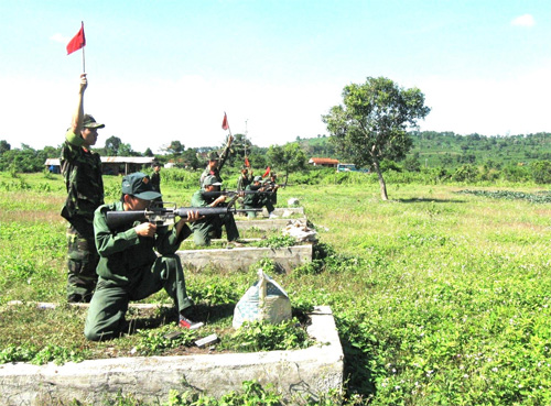 Giúp đỡ để dân quân yên tâm huấn luyện