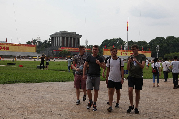 DU KHÁCH NƯỚC NGOÀI VÀ TẾT ĐỘC LẬP VIỆT NAM