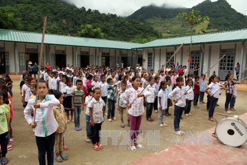 Học sinh vùng lũ Mường La phấn khởi đón ngày khai giảng sớm