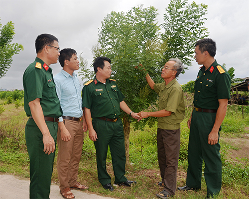 Người viết “cổ tích” bên ngã ba sông
