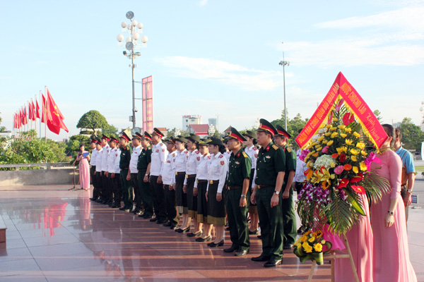 Đoàn Văn công Quân đội nhân dân Lào dâng hoa, tưởng niệm Chủ tịch Hồ Chí Minh
