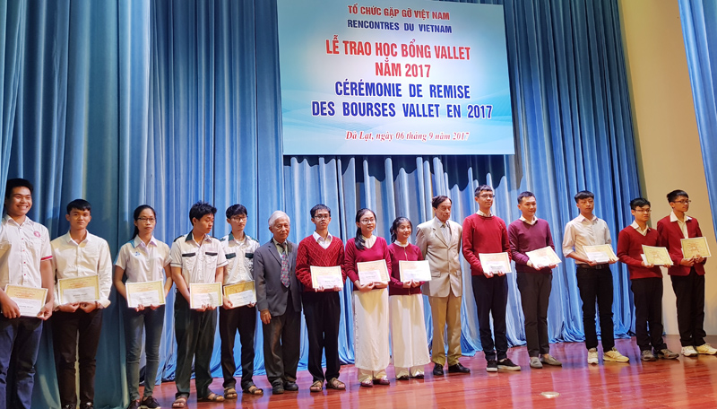 Trao học bổng Vallet cho học sinh, sinh viên khu vực Tây Nguyên, Nam Trung Bộ