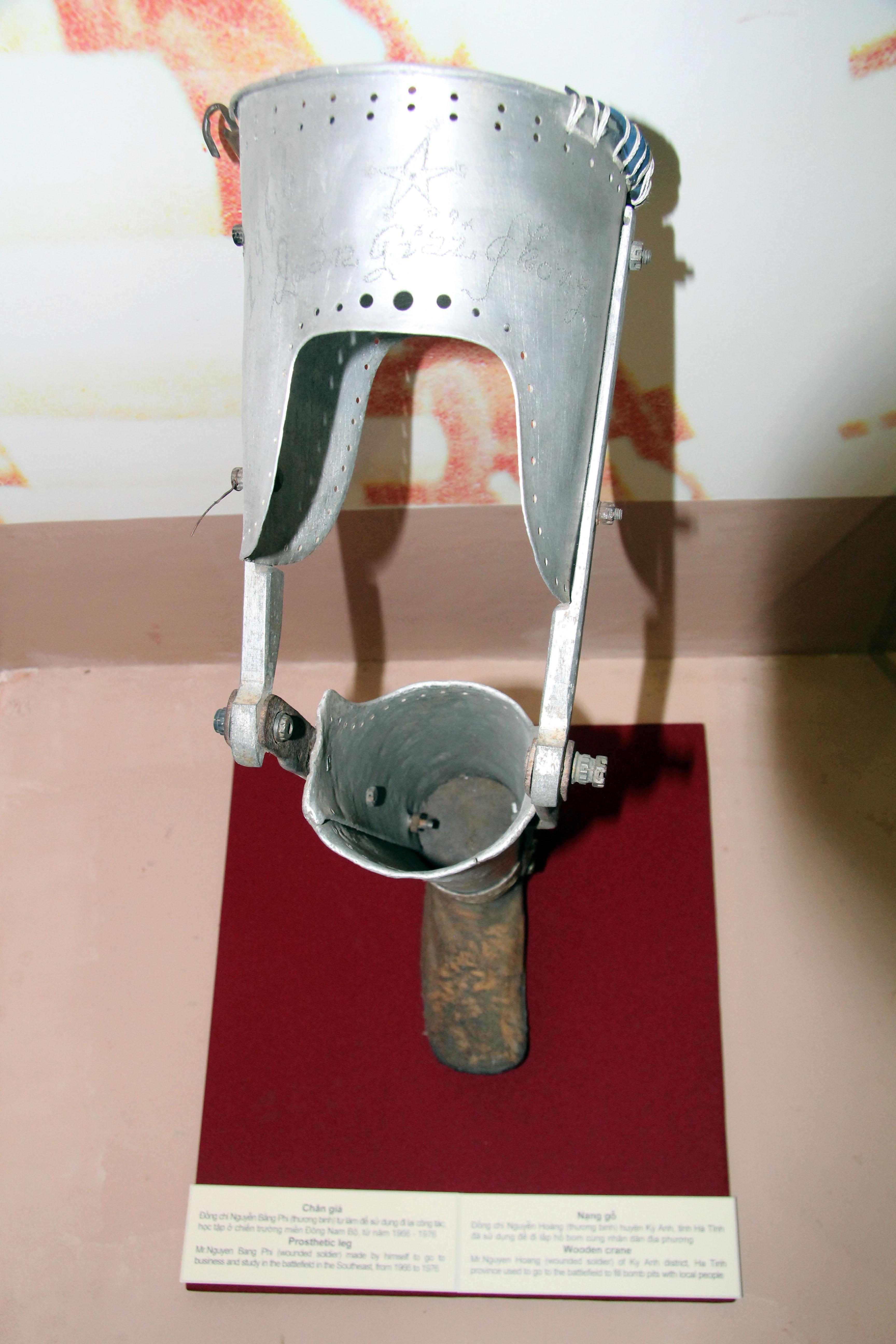 Làm chân giả từ phế liệu vũ khí của địch
