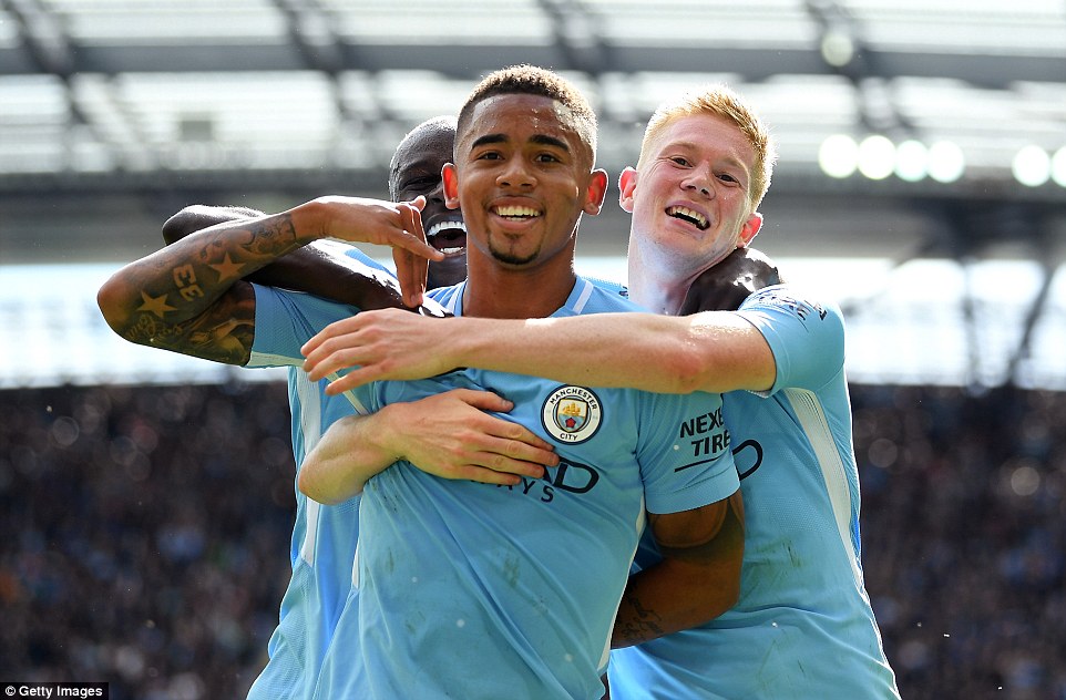 Man City thắng đậm Liverpool trong thế hơn người