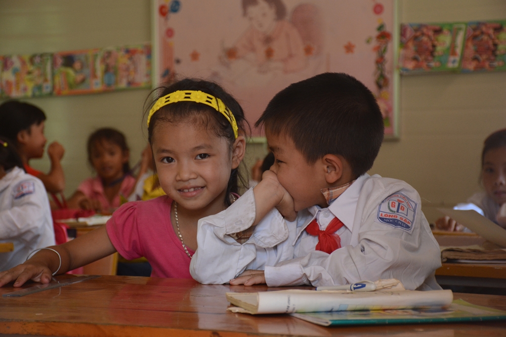 Niềm vui của các em học sinh khi nhận những quà tặng từ chương trình