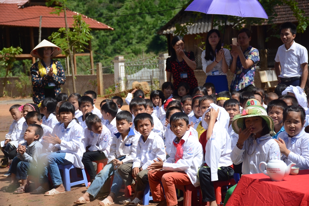 Diện những bộ đồng phục mới, các em học sinh Trường Tiểu học A Má 1, A Má 2 háo hức chờ đón đoàn công tác đến tặng quà.