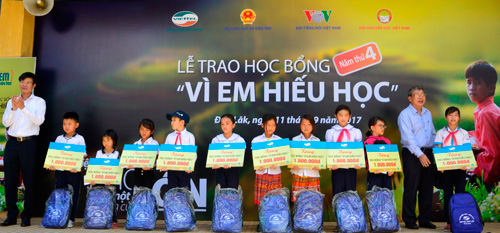 Trao 460 suất học bổng “Vì em hiếu học”