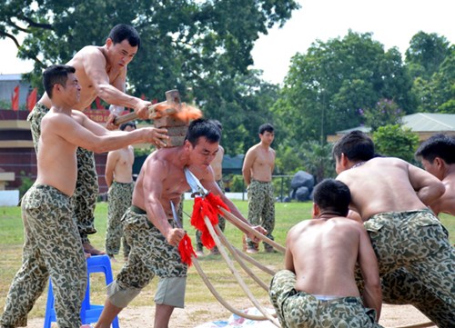 Đoàn Tùy viên Quân sự các nước thăm Lữ đoàn Đặc công 113
