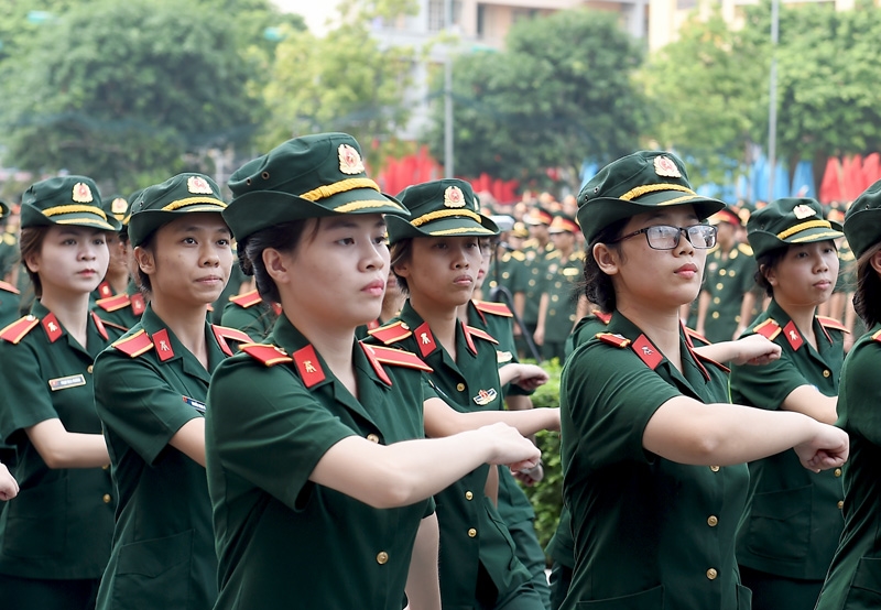 Khối nữ học viên Học viện KTQS duyệt đội ngũ.