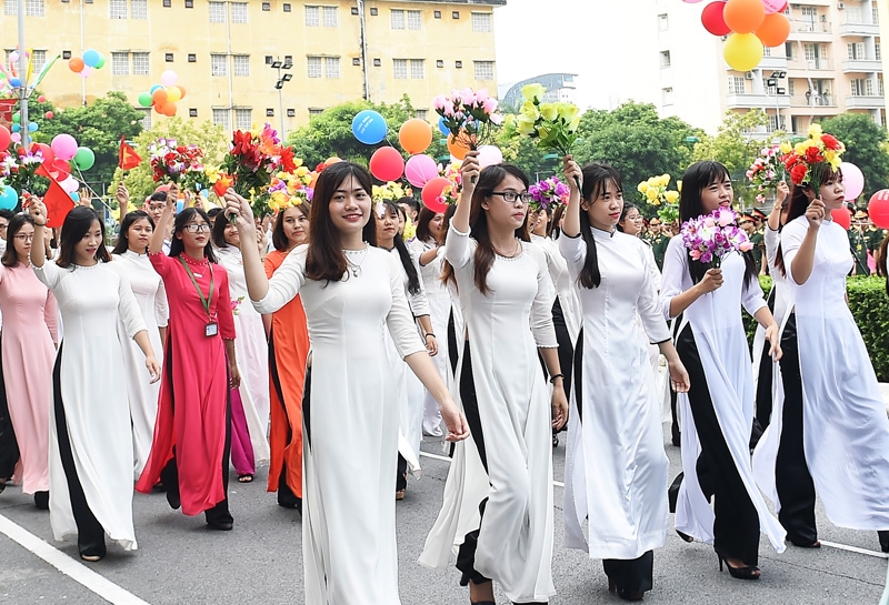 Các nữ sinh hệ dân sự Học viện KTQS diễu hành.