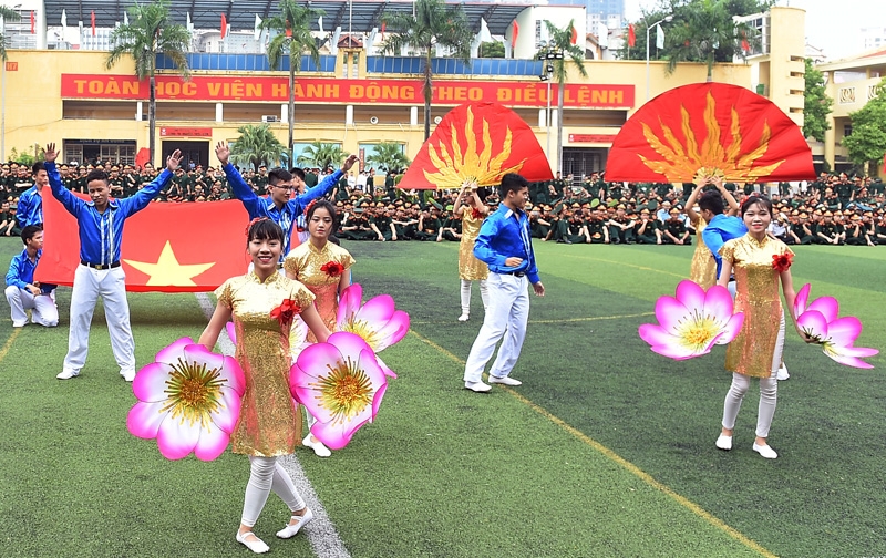 Học viên Học viện KTQS với những màn hát múa tự biên, tự diễn tại lễ khai giảng.