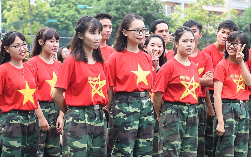 Nữ sinh Học viện KTQS trước giờ biểu diễn chào mừng.