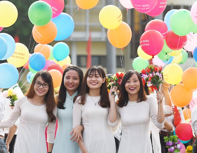 Các nữ sinh hệ dân sự Học viện KTQS.