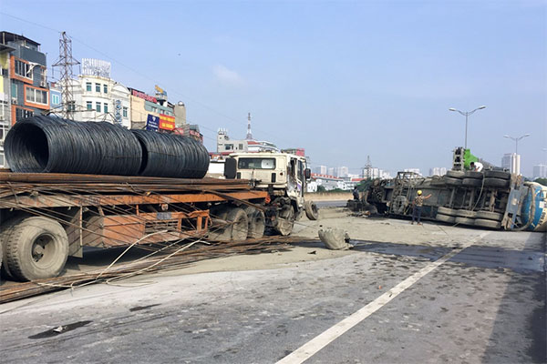 Xe bồn lật ngang khiến đường vành đai 3 trên cao ách tắc nghiêm trọng