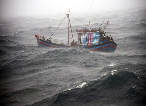 Tàu 360 Hải quân vật lộn với sóng to, gió lớn cứu 12 ngư dân thoát khỏi lưỡi hái tử thần
