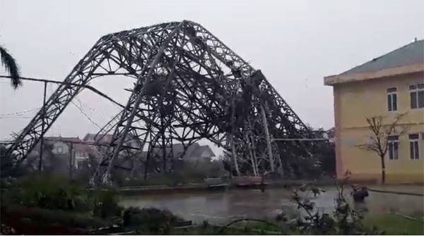 Ảnh hưởng bão số 10: Quảng Bình có 1 người chết và 6 người bị thương, Tháp Truyền hình ở Hà Tĩnh đổ sập
