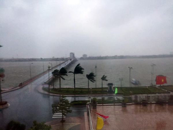 Bão số 10 tiến thẳng vào các tỉnh miền Trung: Khu vực Hoành Sơn, Đèo Ngang (thị xã Kỳ Anh) đã có gió giật cấp 8, cấp 9
