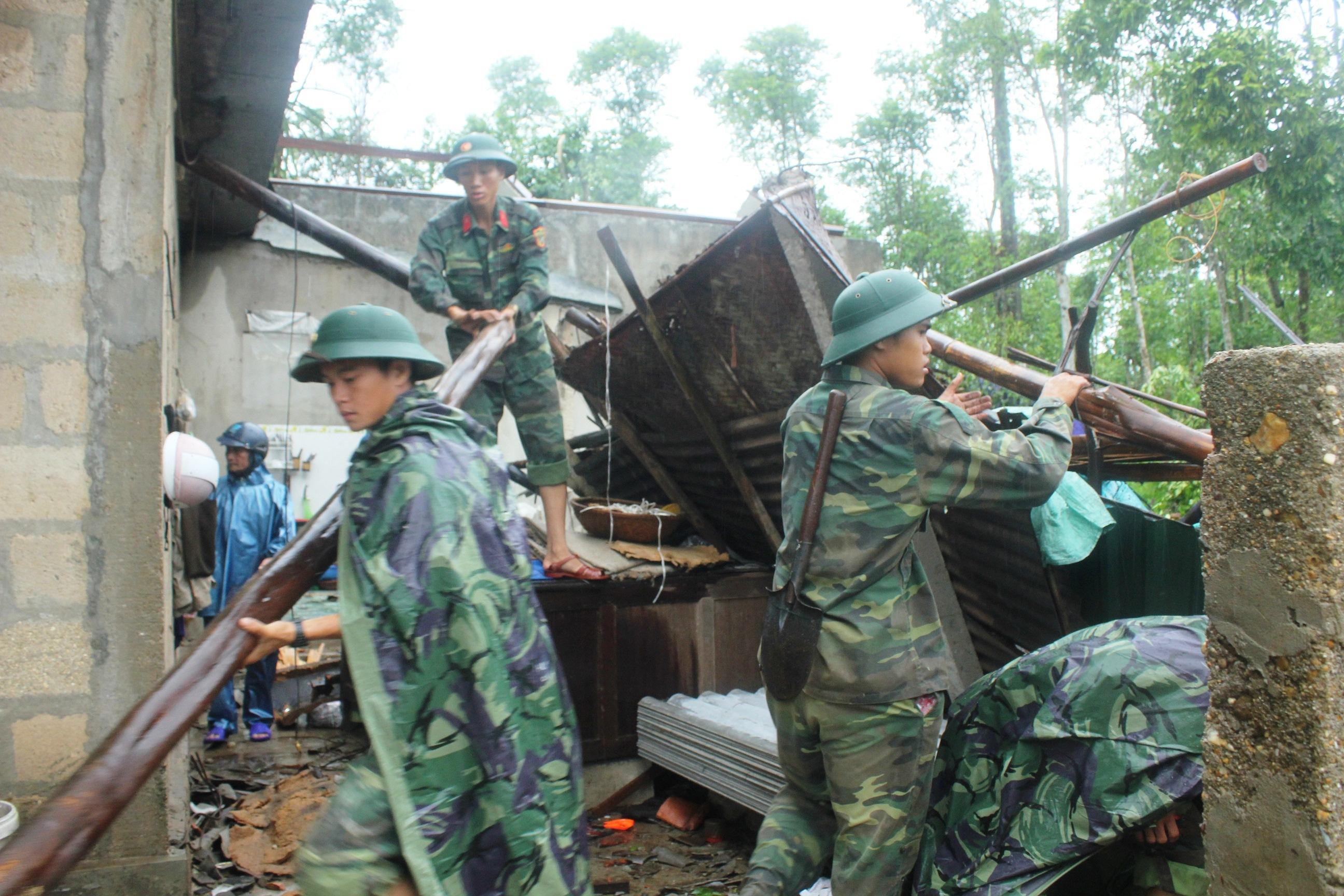 LLVT Quân khu 4 tập trung giúp dân trong bão