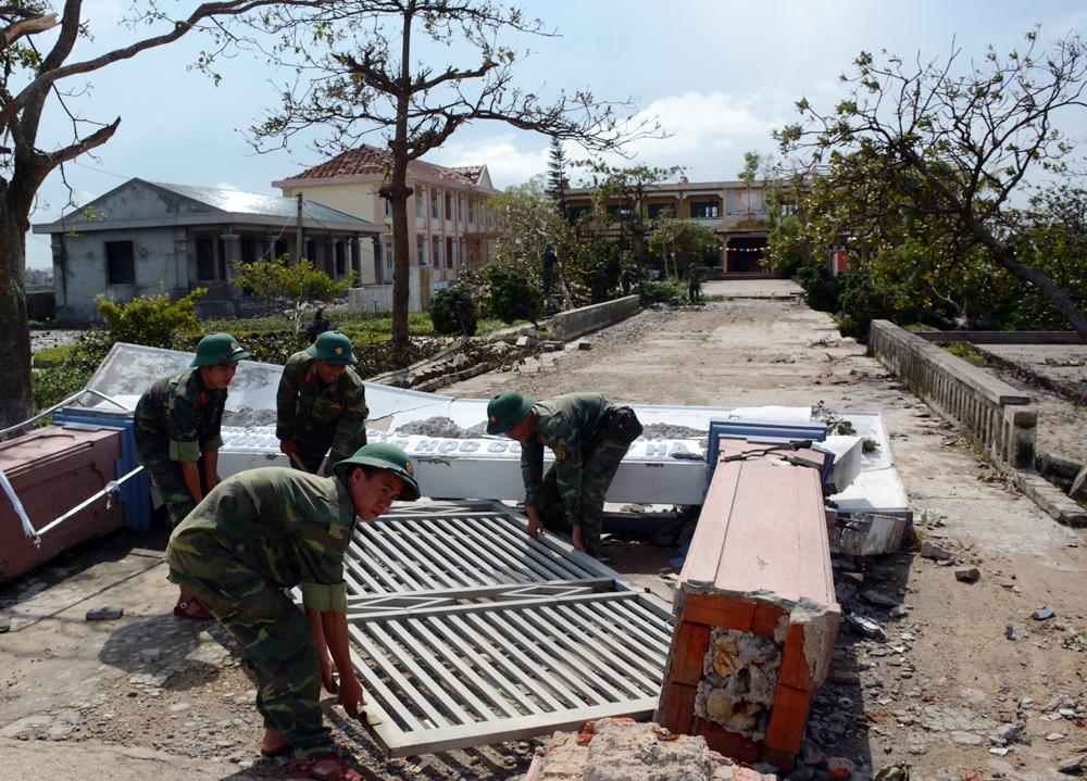 Bộ đội Cụ Hồ giúp dân vùng tâm bão