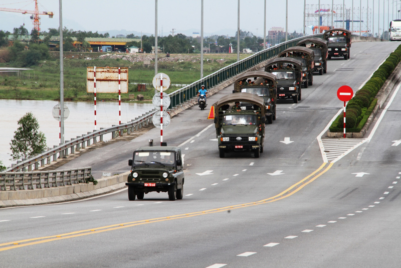 Sư đoàn 324 và Bộ đội Biên phòng Nghệ An cơ động giúp dân khắc phục hậu quả bão số 10