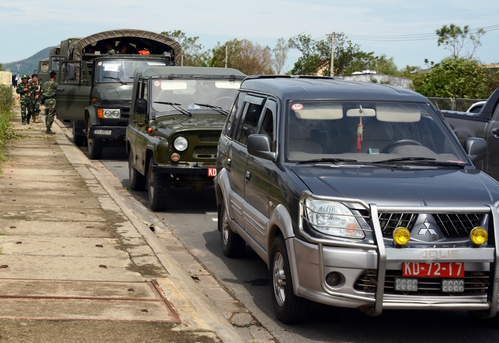 Đội hình hướng huyện Kỳ Anh của Sư đoàn 324 cũng cơ động đến vị trí trọng điểm về tổn thất do bão số 10 gây ra.