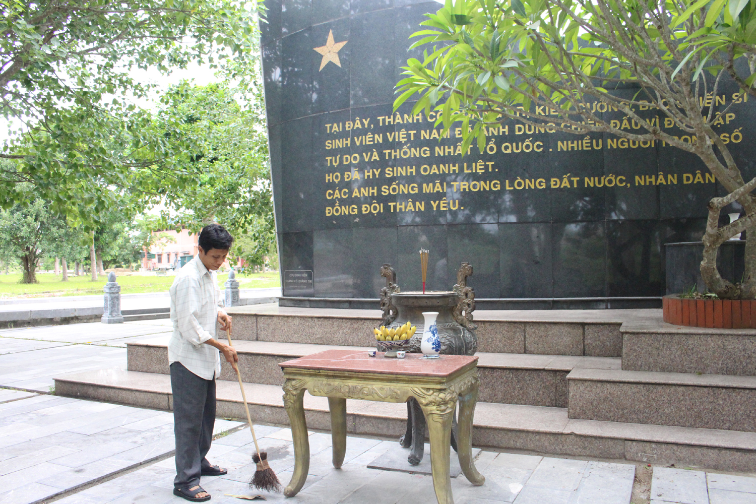 Lê Văn Tương - người quen làm việc không lương
