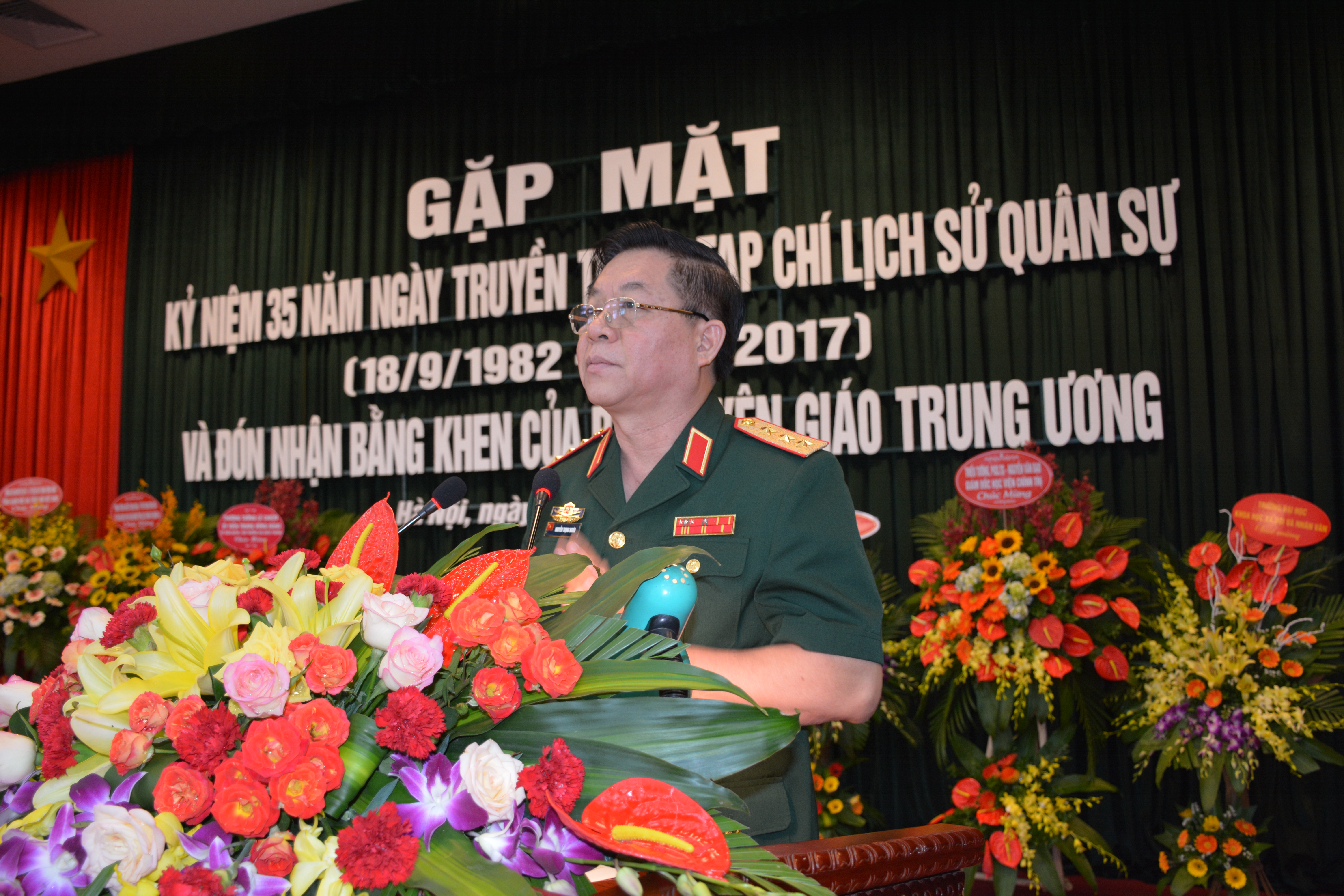 Tạp chí Lịch sử Quân sự Việt Nam đón nhận bằng khen của Ban Tuyên giáo Trung ương