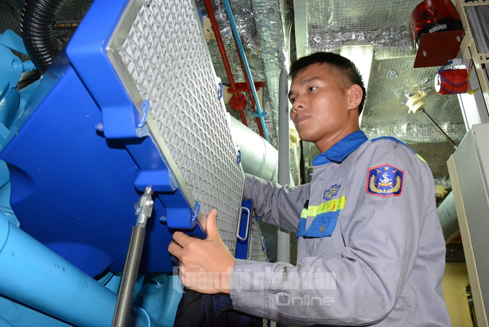 Thiếu úy quân nhân chuyên nghiệp Bùi Văn Minh kiểm tra, bảo quản lọc gió máy chính của con tàu.