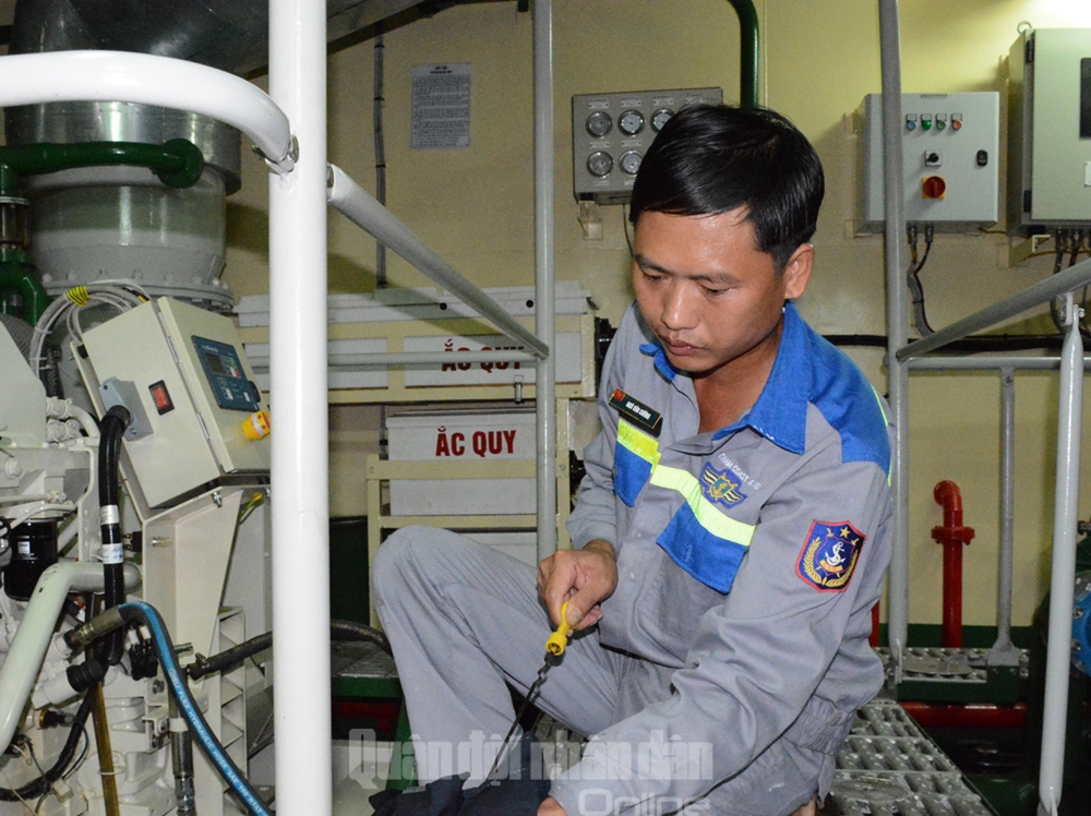 Ở khoang máy phụ, một nhân viên kỹ thuật khác thực hiện công tác kiểm tra dầu nhờn máy phụ.