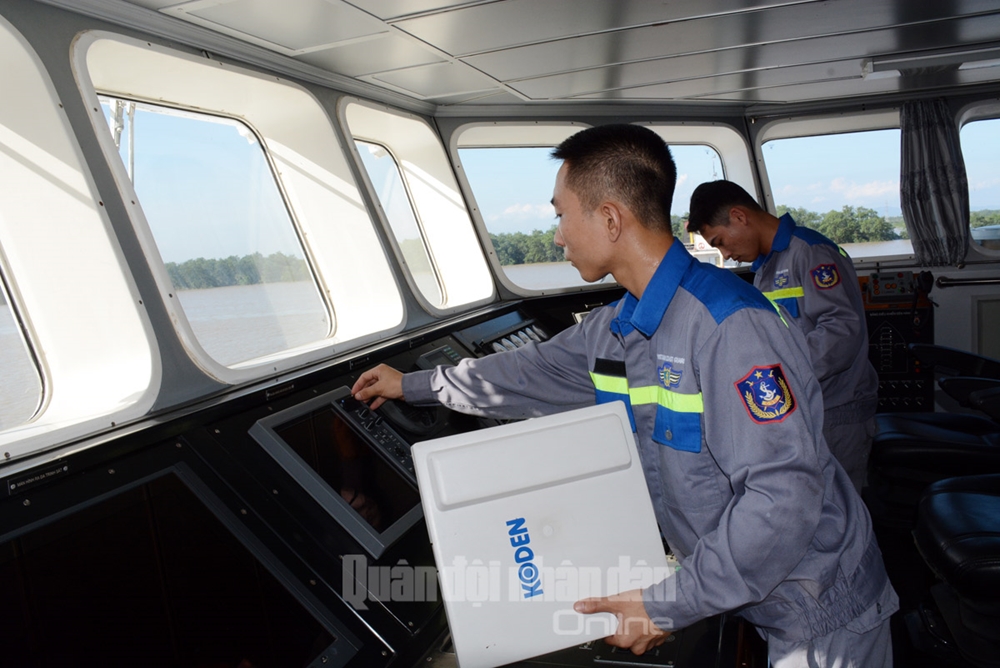 Trên khoang cabin của con tàu, hệ thống ra đa hàng hải cũng được kiểm tra kỹ lưỡng.