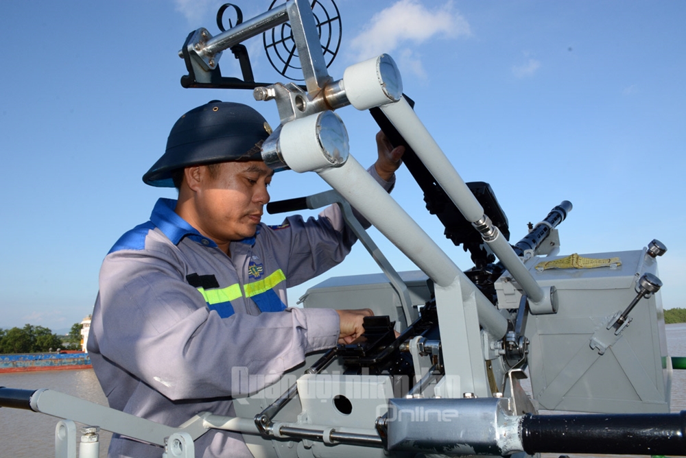 ...và kiểm tra hệ thống chuyển động của súng 14,5ly.