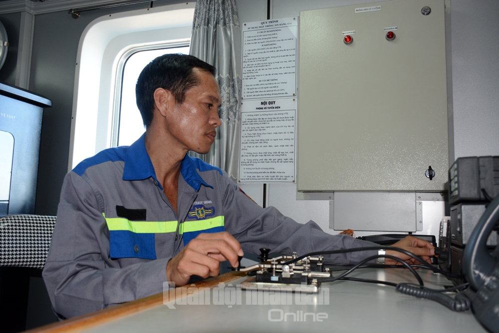 Thượng úy quân nhân chuyên nghiệp Trần Văn Thất, nhân viên báo vụ, tiến hành điều chỉnh máy thu phát sóng ngắn, góp phần đảm bảo thông tin liên lạc luôn thông suốt.