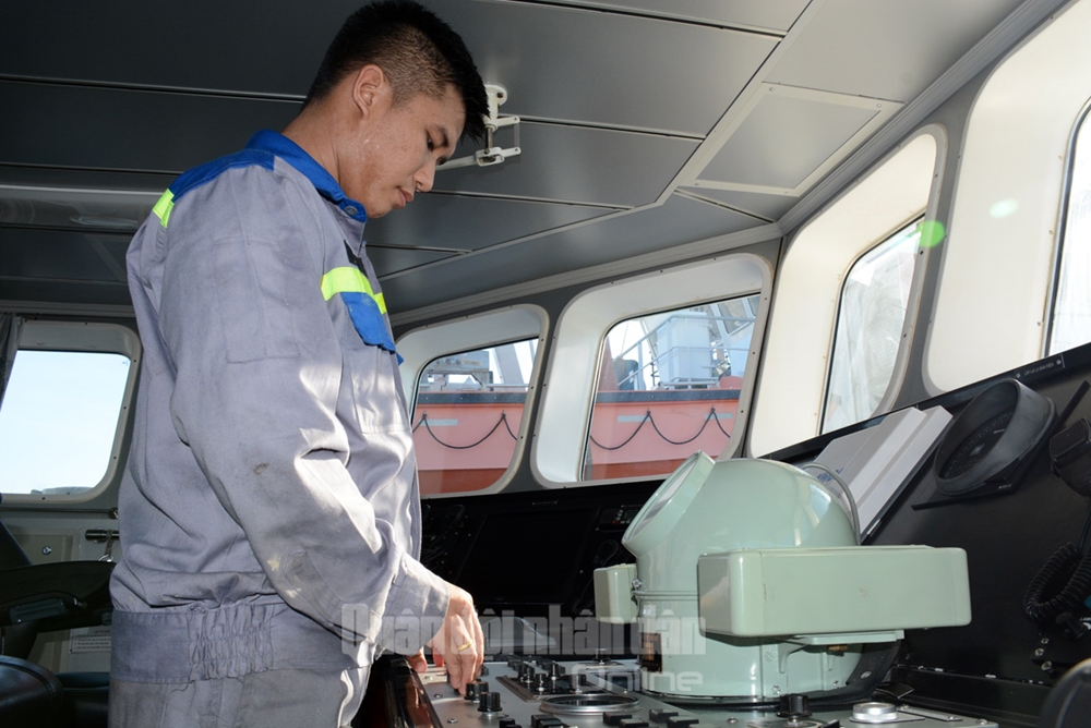 Thiếu úy quân nhân chuyên nghiệp Đào Minh Khôi, nhân viên hàng hải, tiến hành kiểm tra hệ thống máy lái tự động của con tàu.